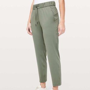 LULULEMON ON THE FLY 7/8 PANT - COLOR: GREY SAGE